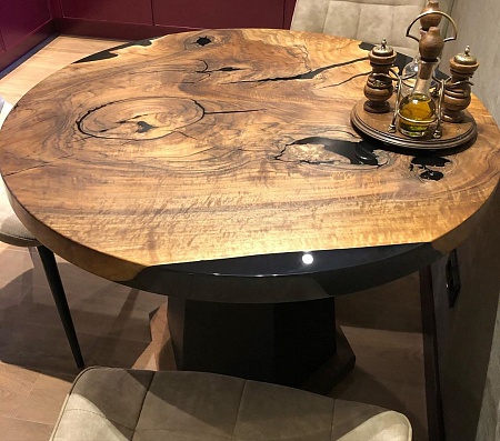 Обеденный стол из горного ореха